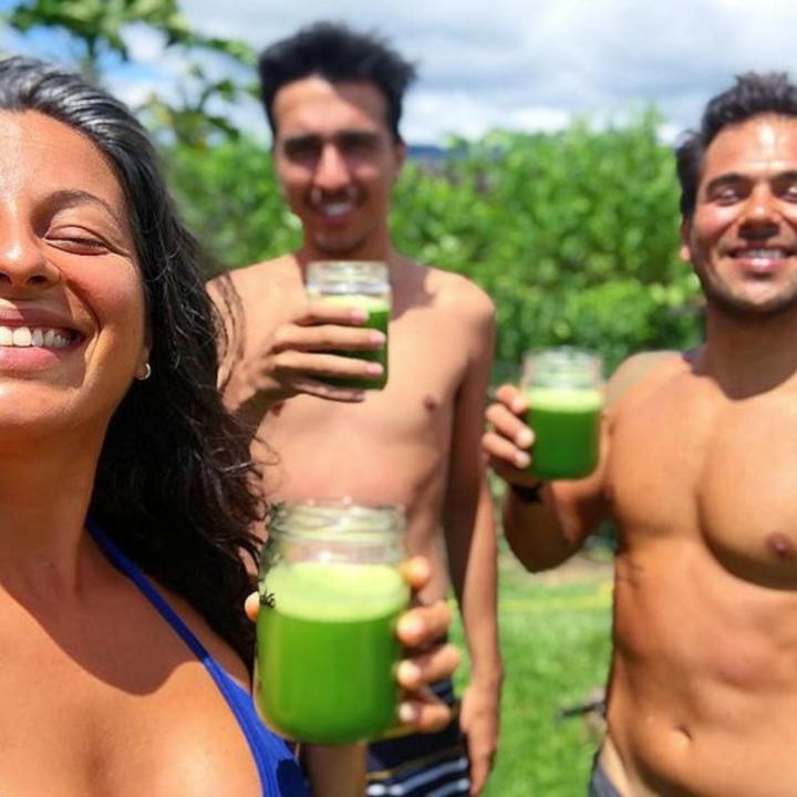 PESSOAS FELIZES COM SUCO DE BABOSA